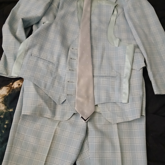 Blue suit - Picture 2 of 6